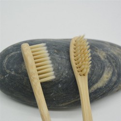 Brosse à dents en bambou avec brins imprégnés de charbon actif de bambou