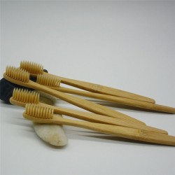 Brosse à dents en bambou avec brins imprégnés de charbon actif de bambou